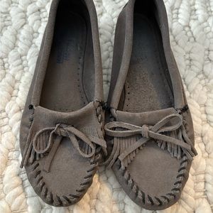 Women’s Gray Minnetonka Moccasin Size 9.5